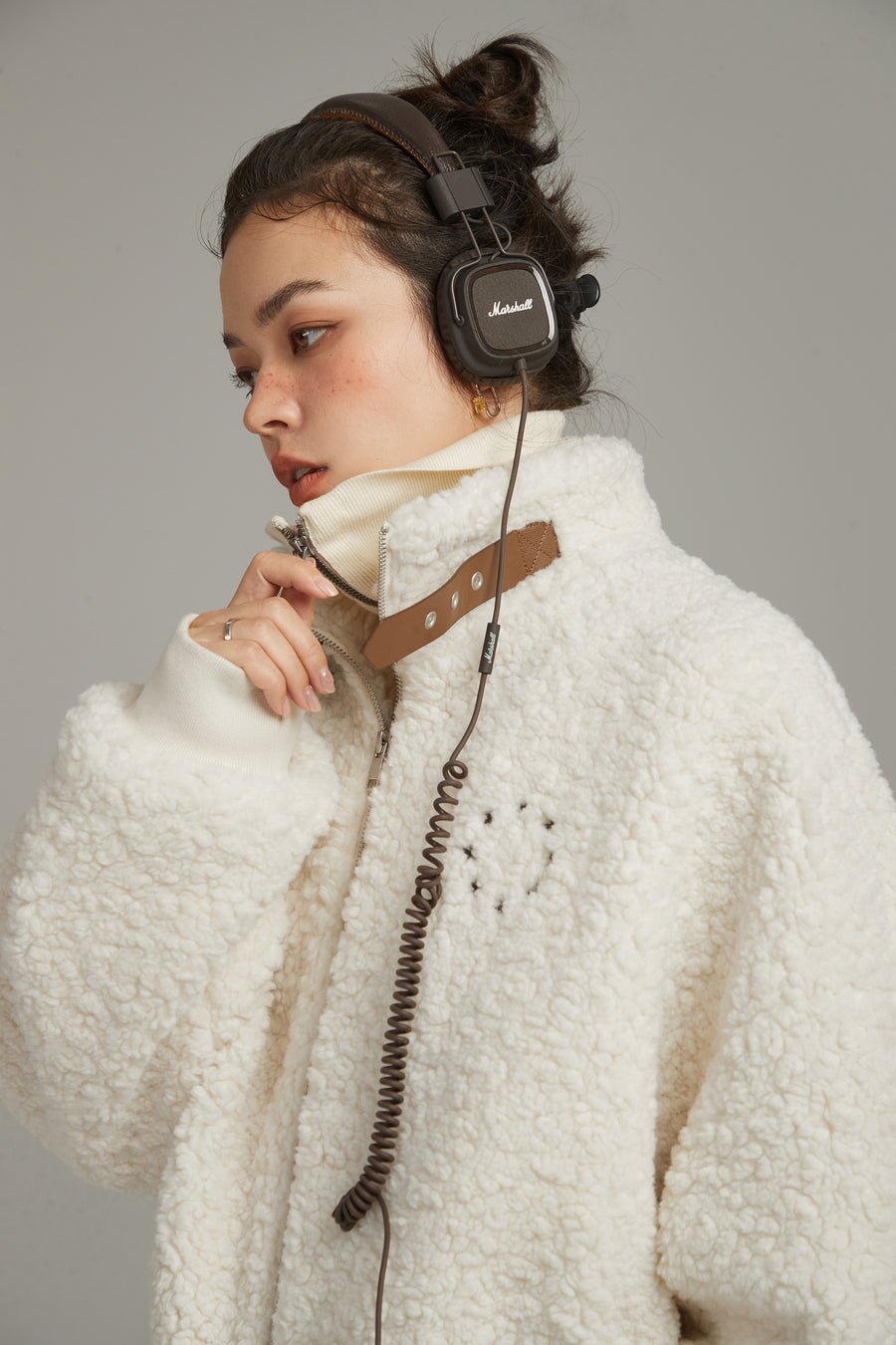 CHUU Fluffy High Neck Jacket