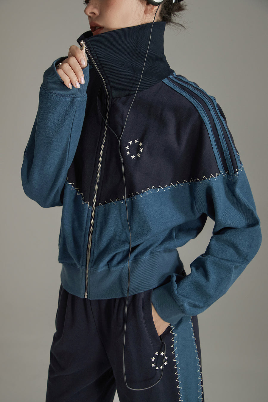 CHUU Stitch Color High Neck Zip-Up Jacket