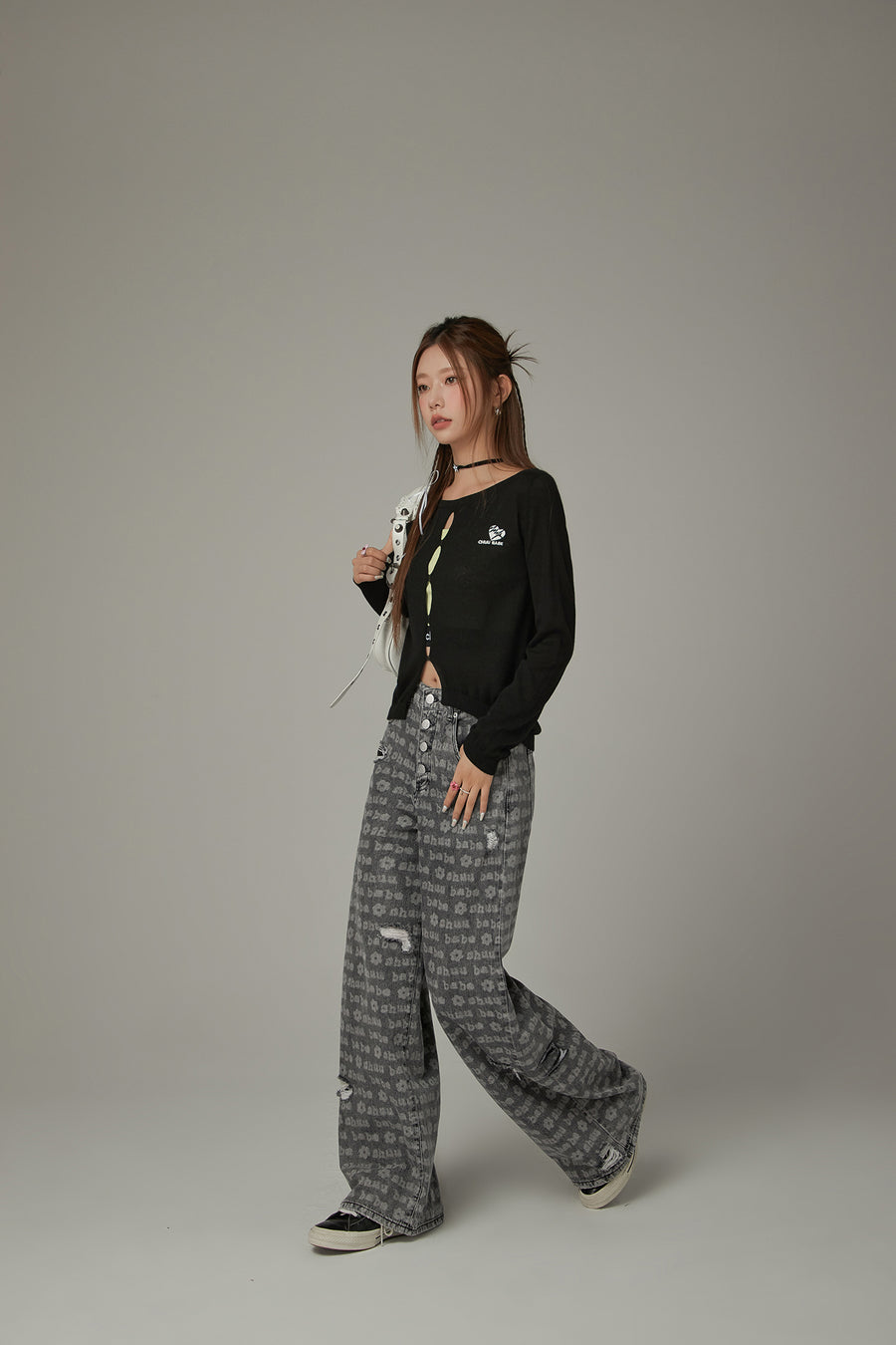 CHUU Lettering Button Distressed Denim Jeans