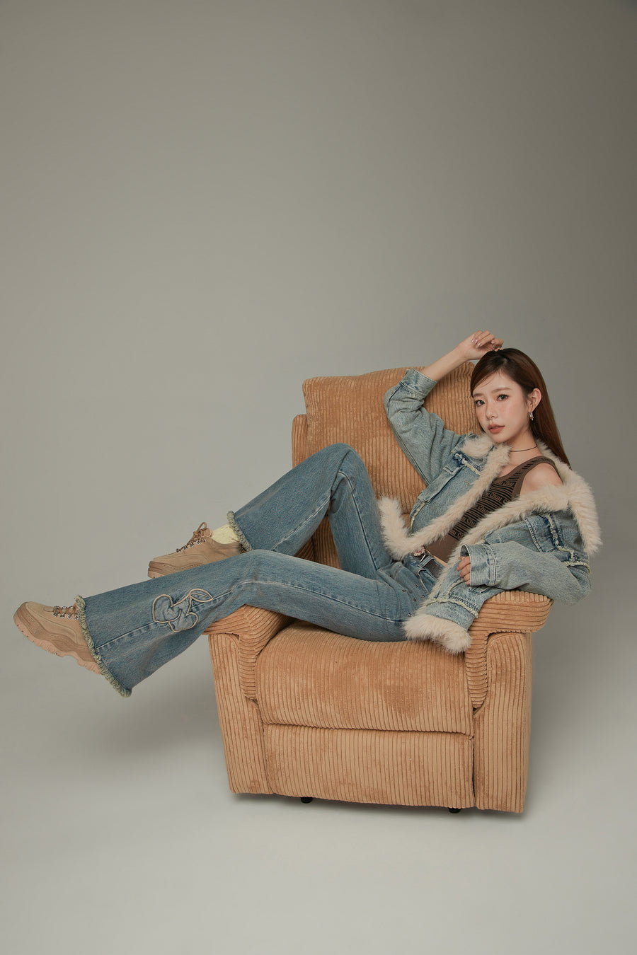 CHUU Bow Design Frayed Hem Bootcut Denim Jeans