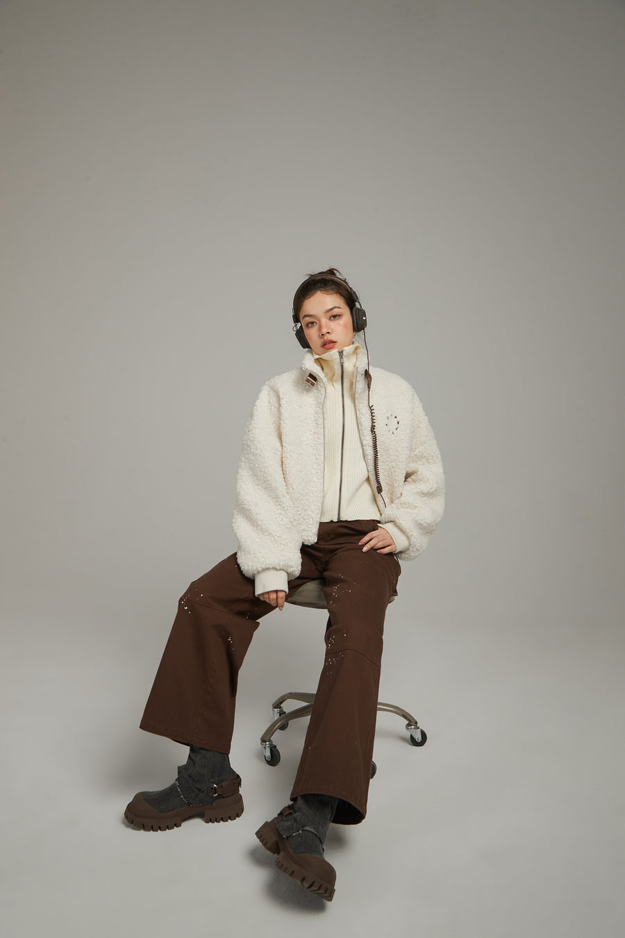 CHUU Fluffy High Neck Jacket