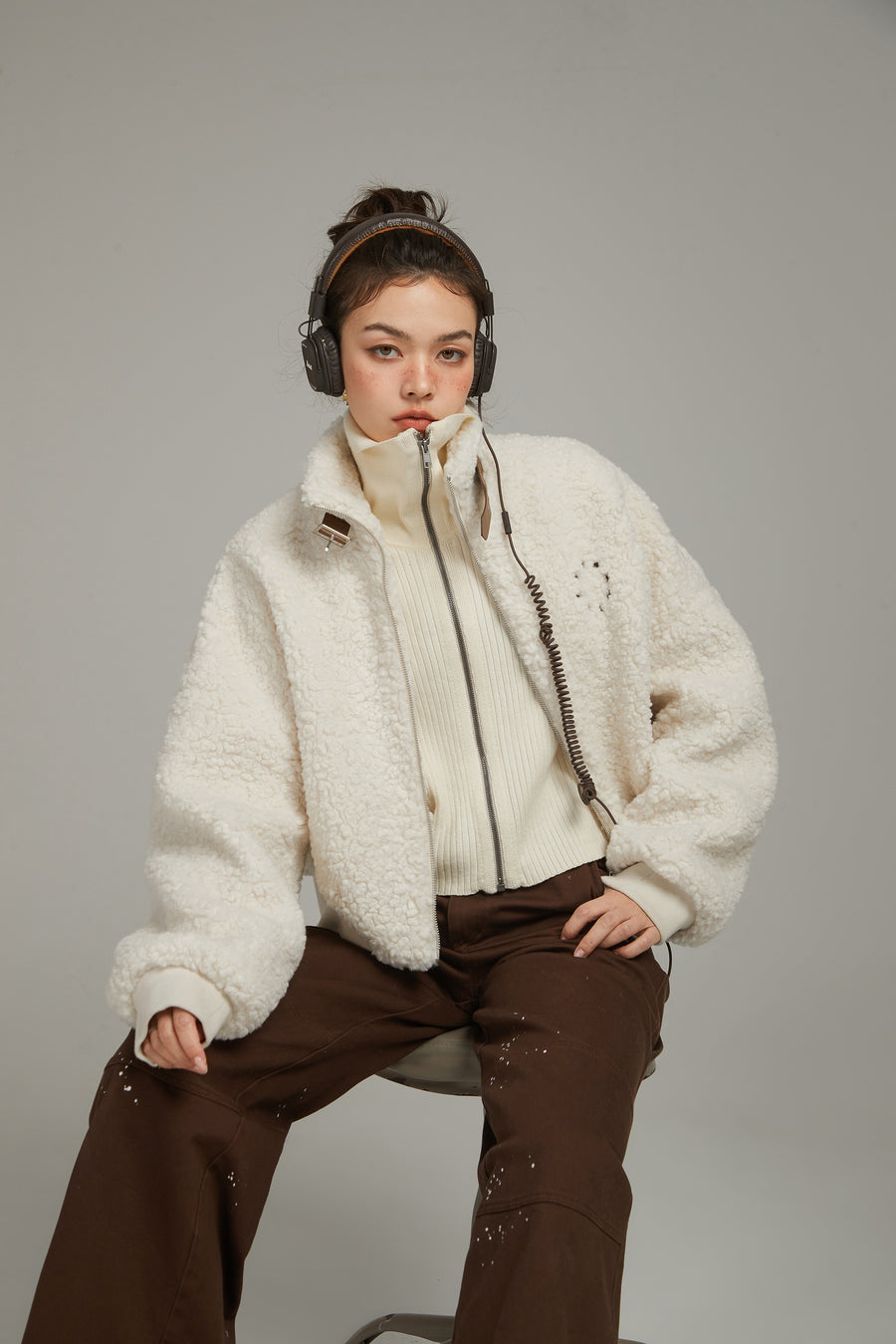 CHUU Fluffy High Neck Jacket