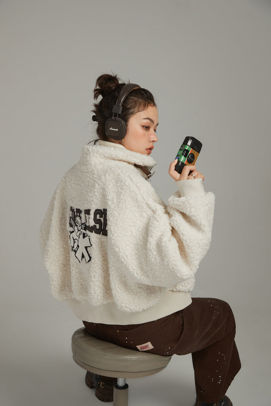 CHUU Fluffy High Neck Jacket