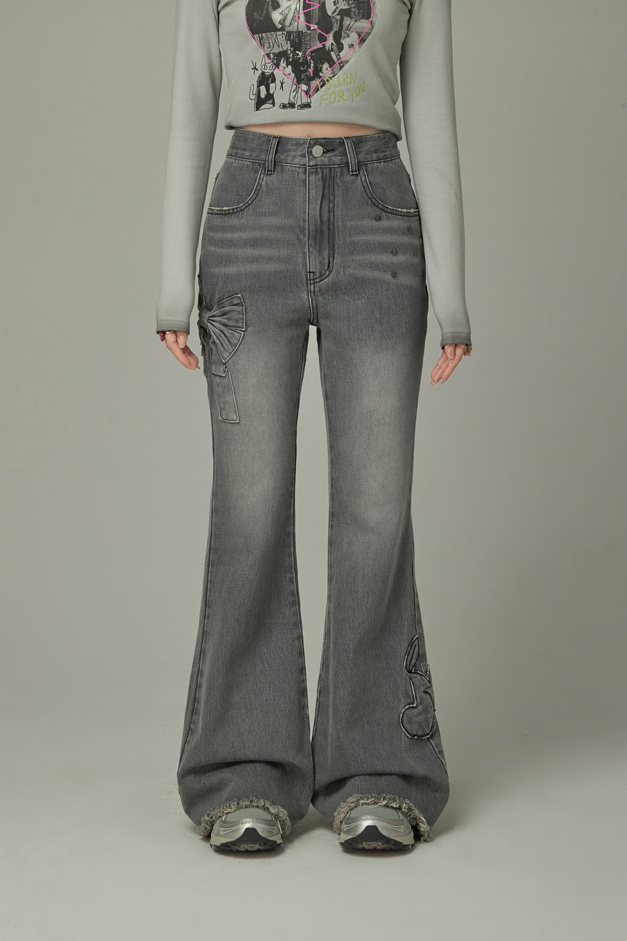CHUU Bow Design Frayed Hem Bootcut Denim Jeans
