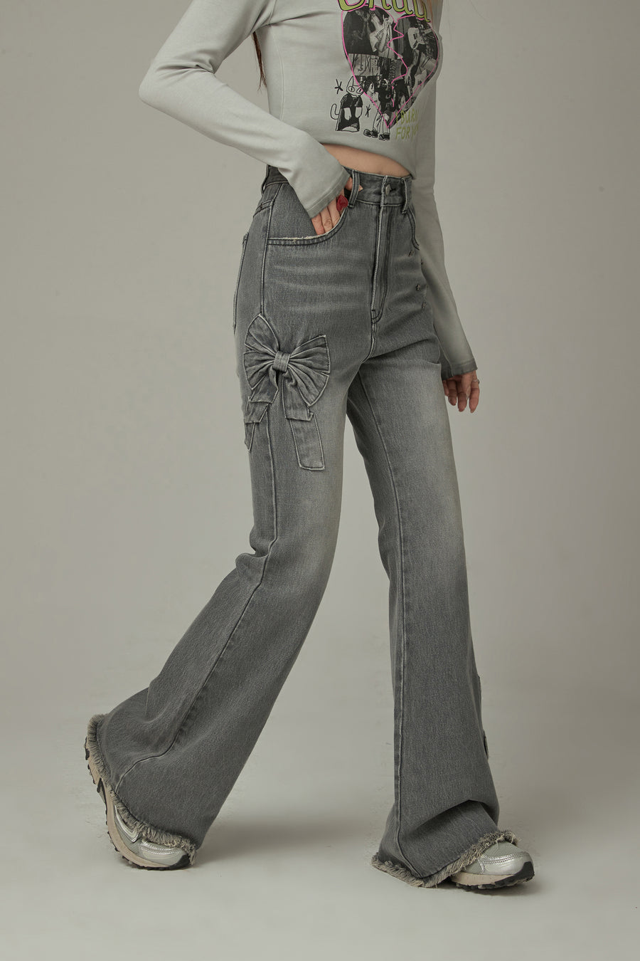 CHUU Bow Design Frayed Hem Bootcut Denim Jeans