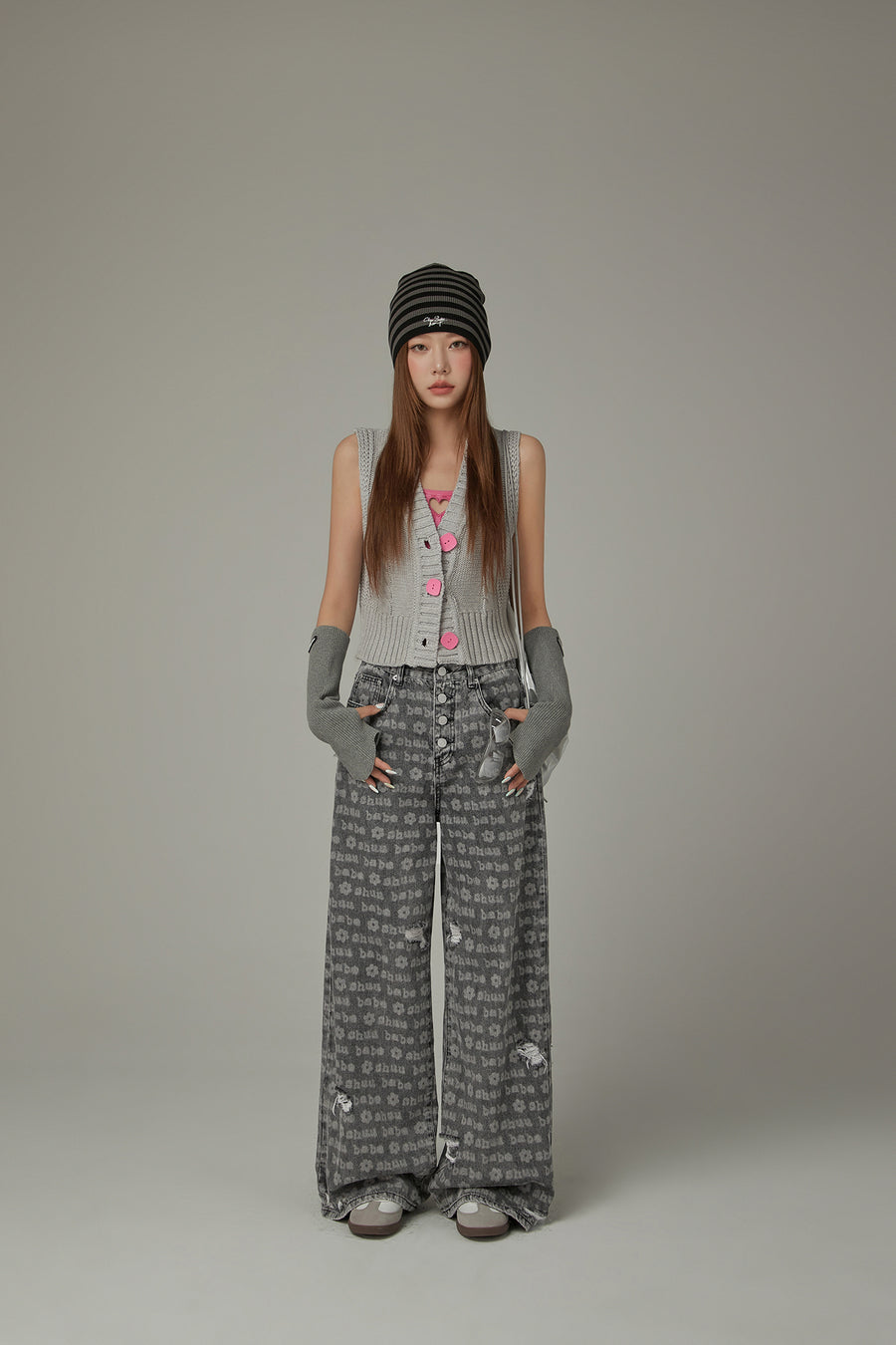 CHUU Lettering Button Distressed Denim Jeans