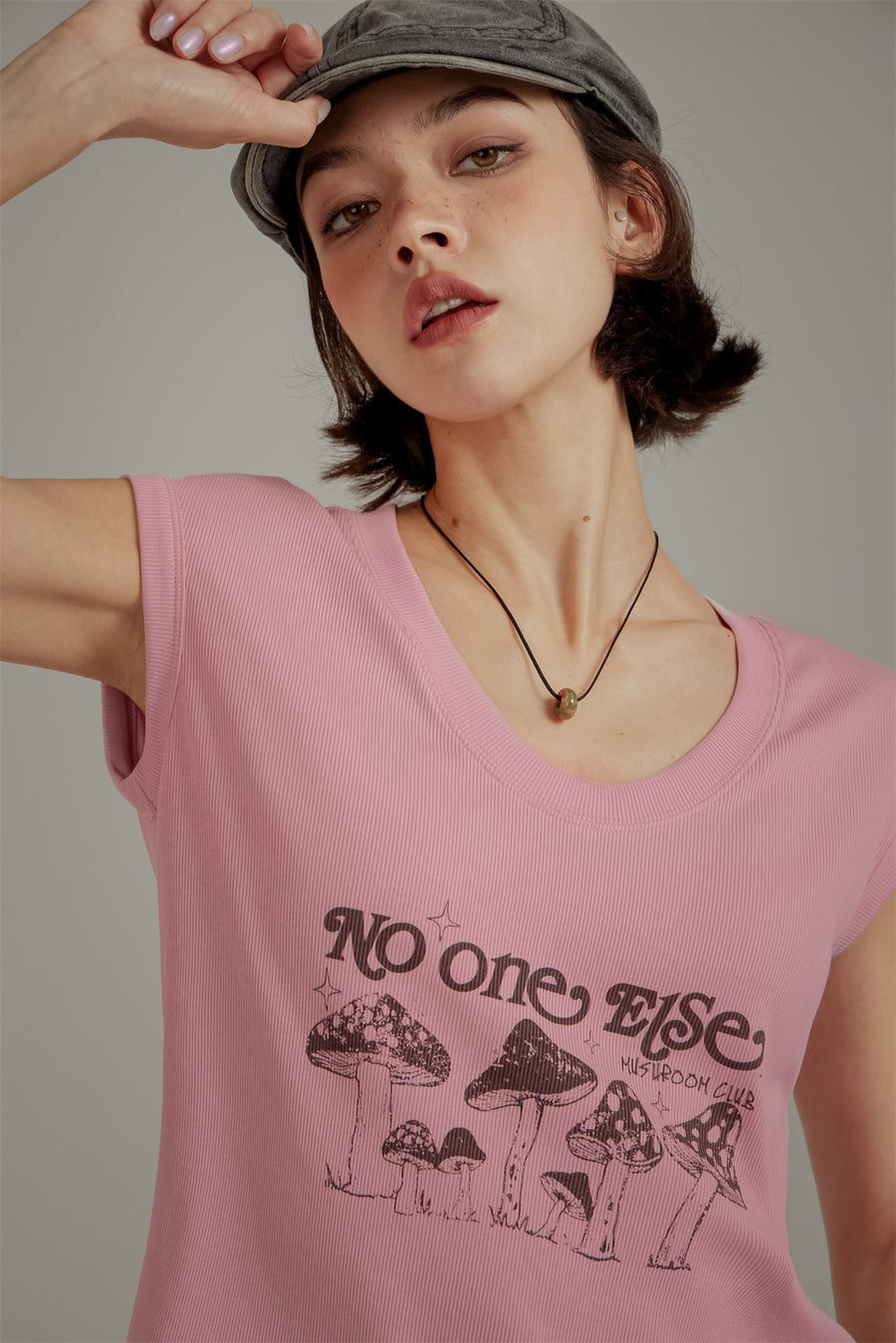 CHUU U-Neck Mushroom Club T-Shirt