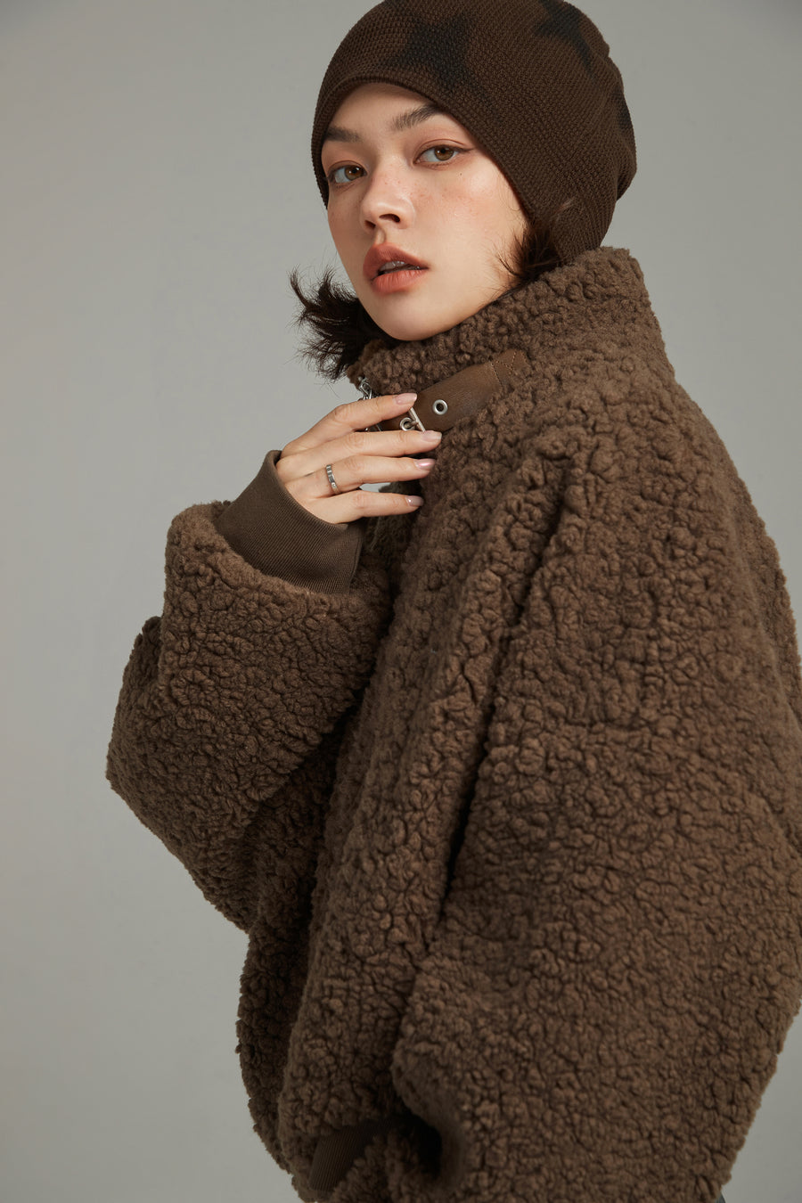 CHUU Fluffy High Neck Jacket