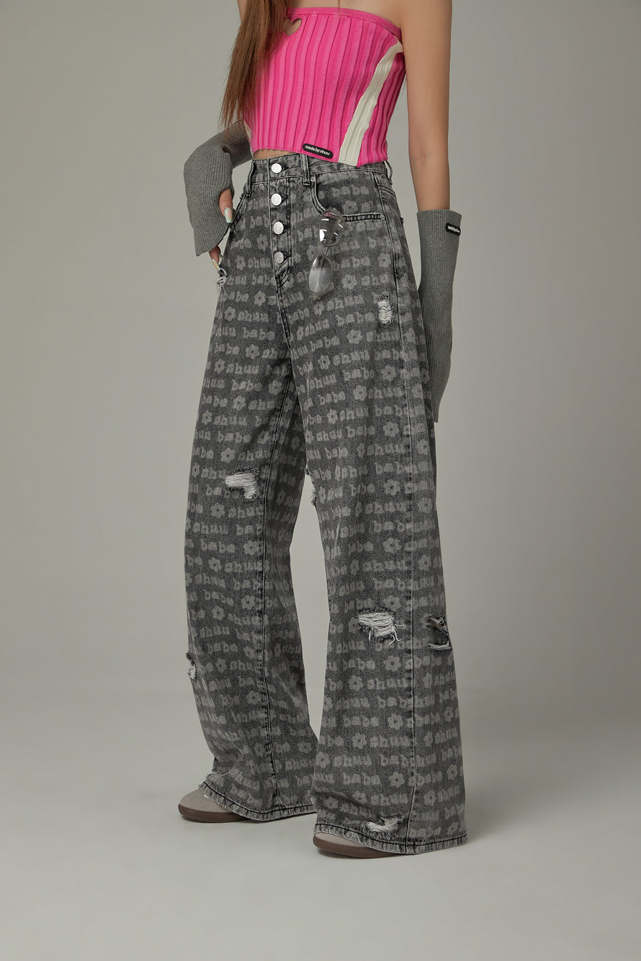 CHUU Lettering Button Distressed Denim Jeans