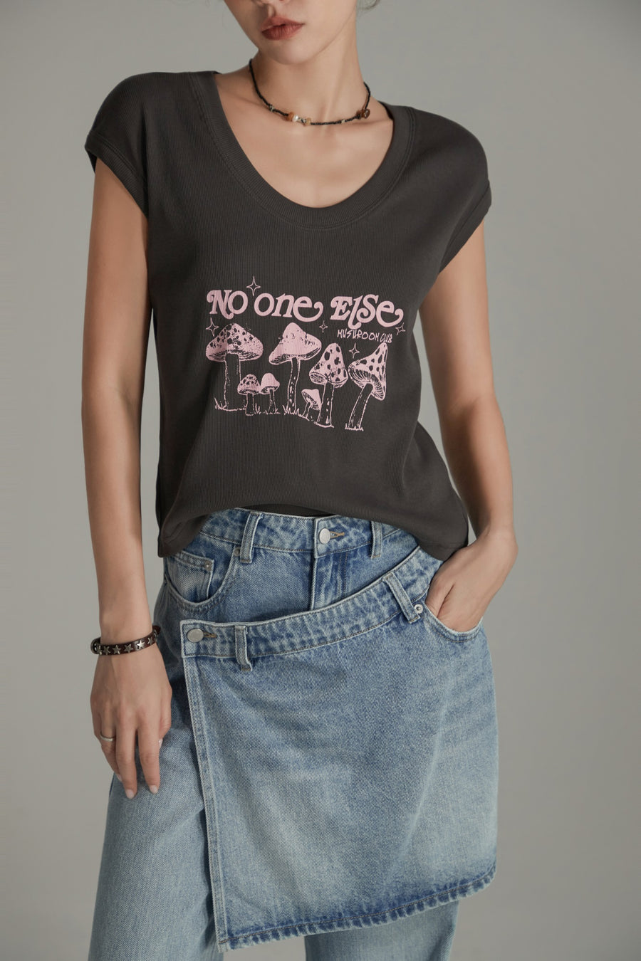 CHUU U-Neck Mushroom Club T-Shirt