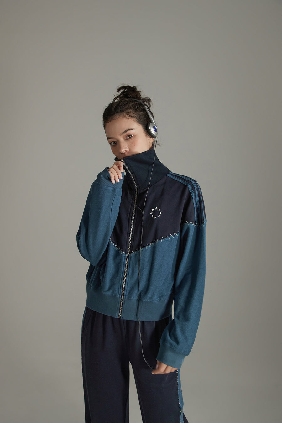 CHUU Stitch Color High Neck Zip-Up Jacket