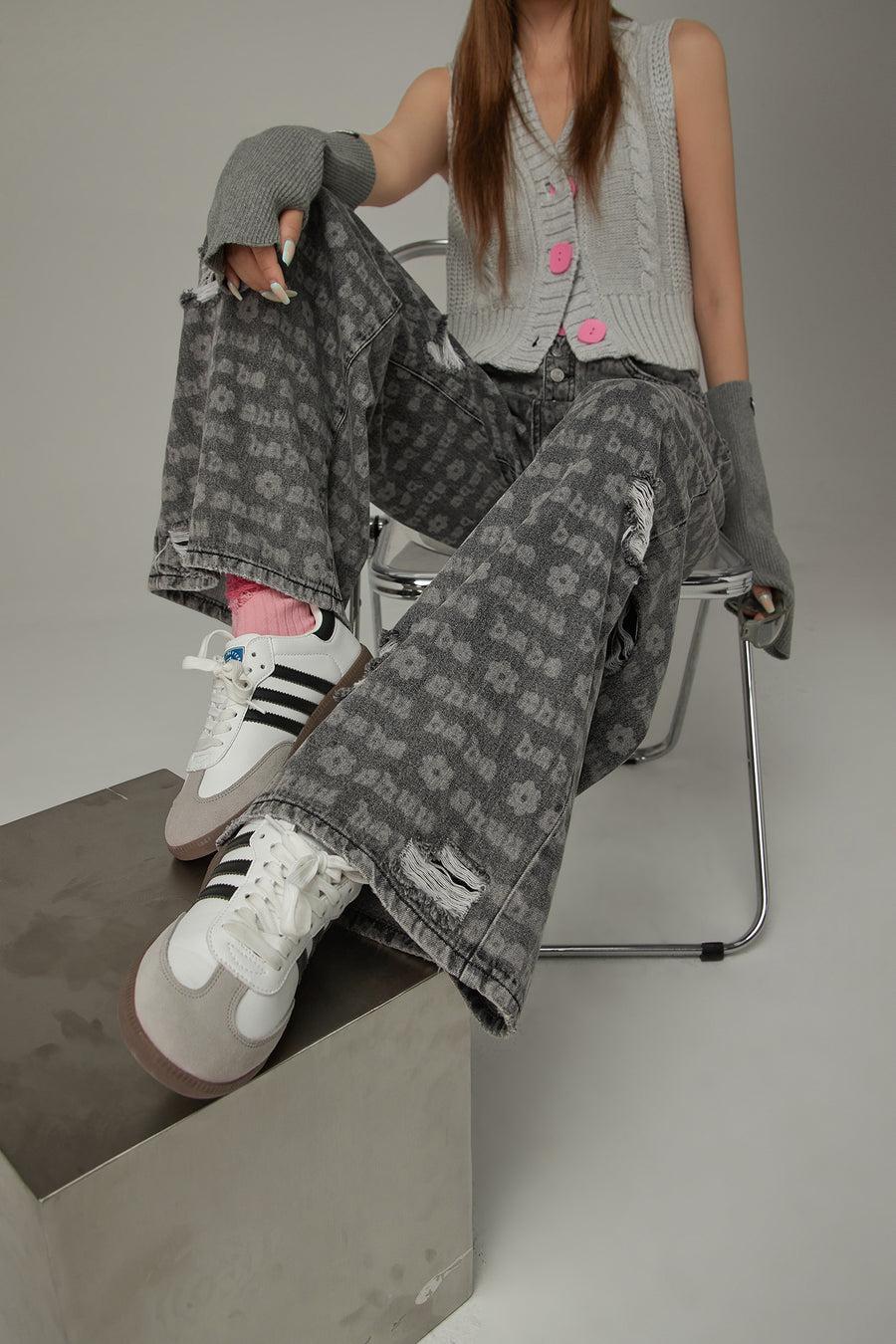 CHUU Lettering Button Distressed Denim Jeans