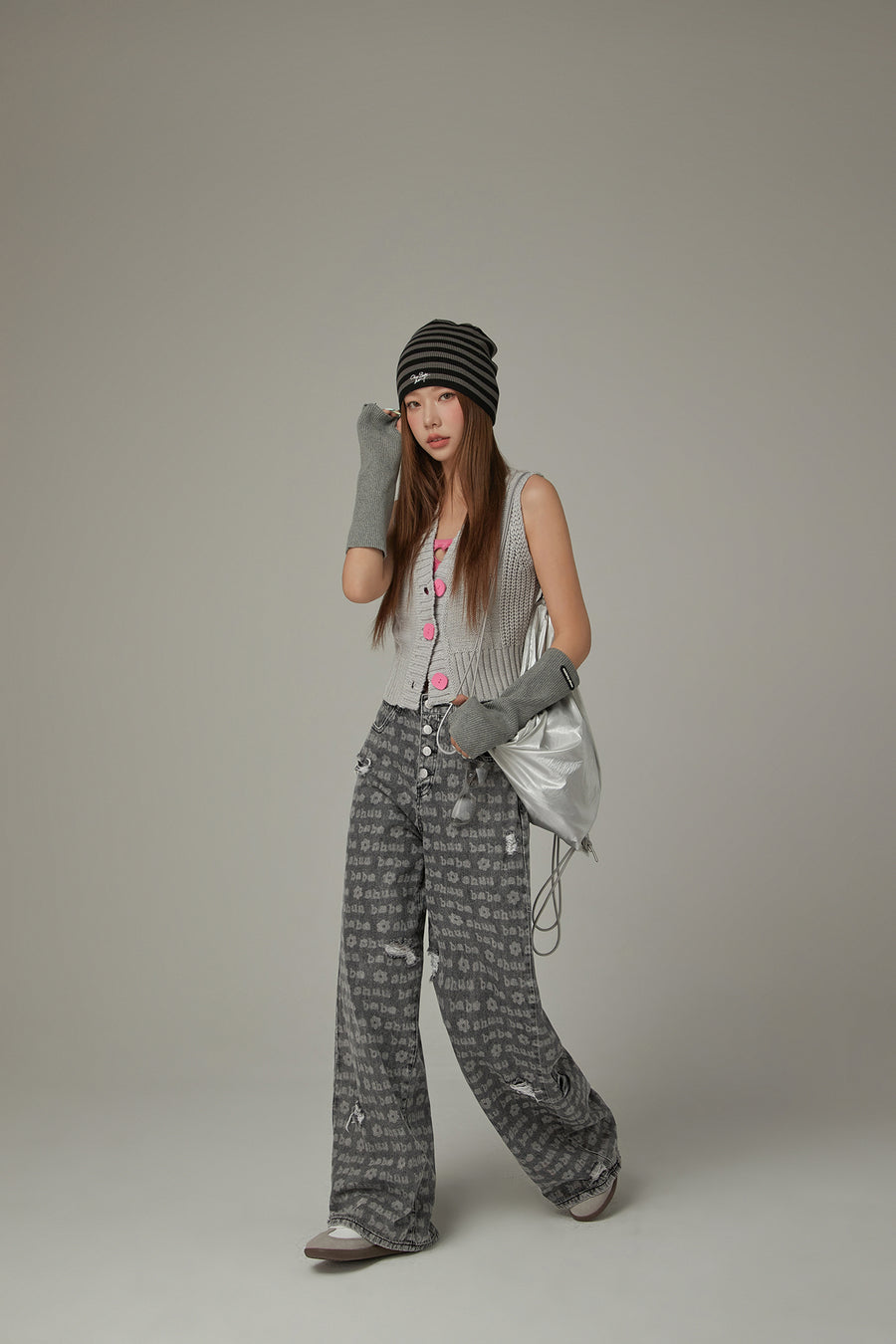 CHUU Lettering Button Distressed Denim Jeans