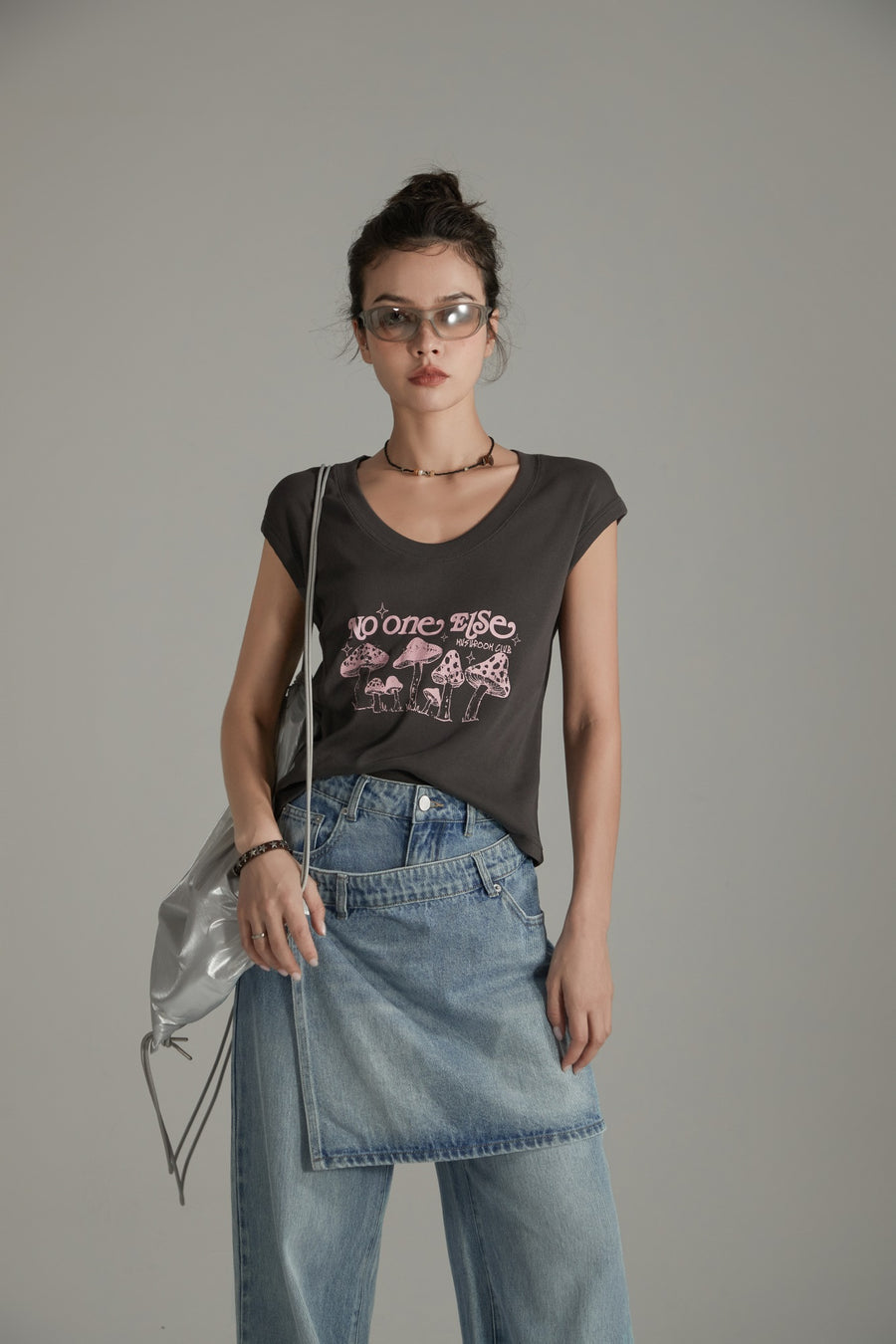 CHUU U-Neck Mushroom Club T-Shirt