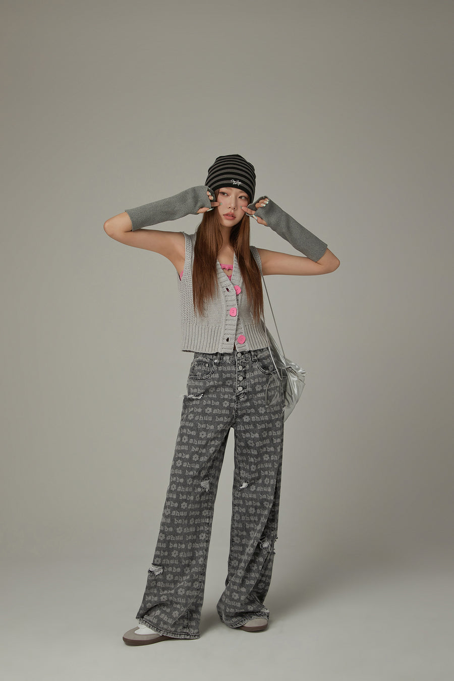 CHUU Lettering Button Distressed Denim Jeans