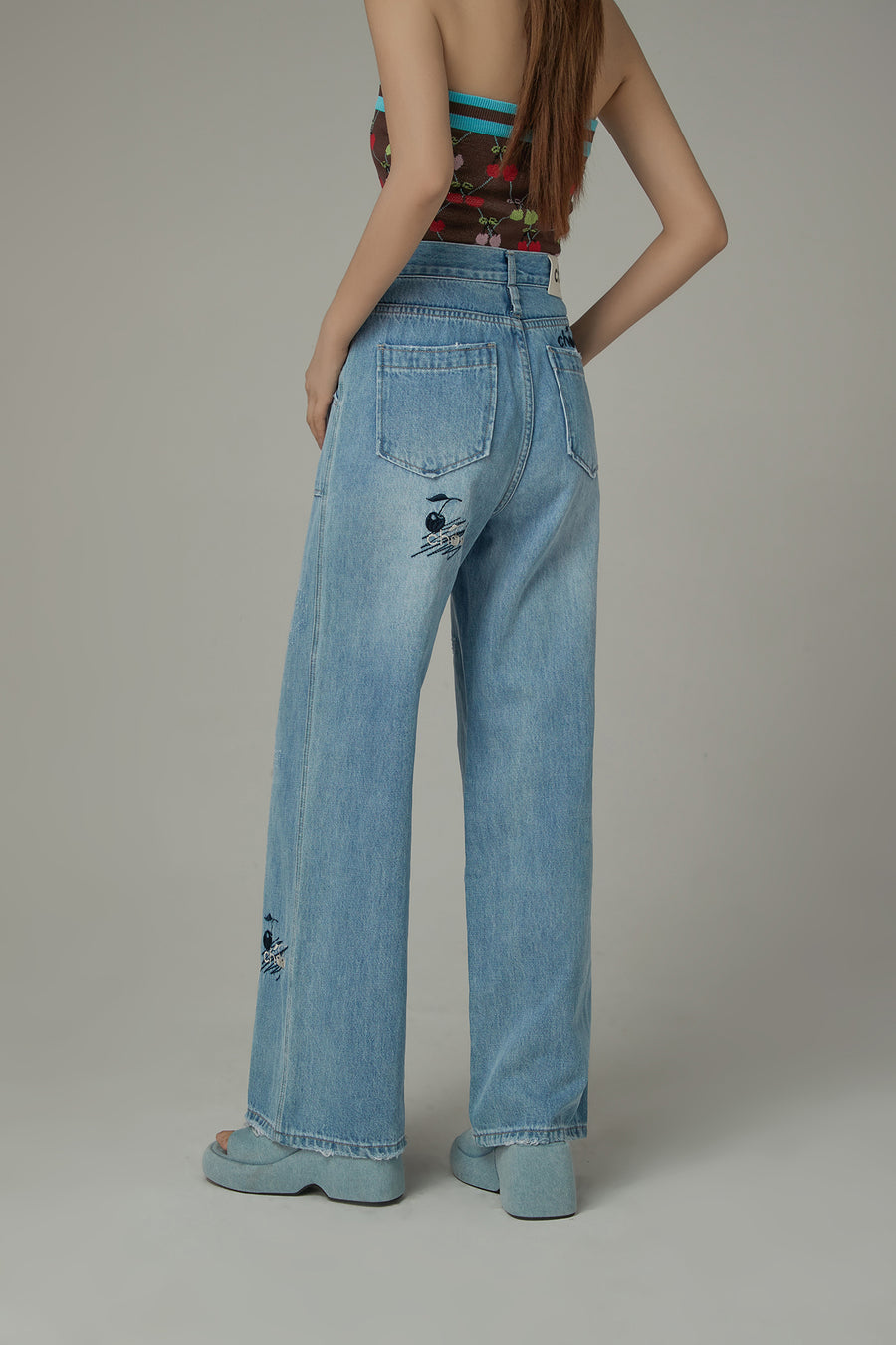 CHUU Cherry Letter Embroidered Wide Leg Straight Denim Jeans