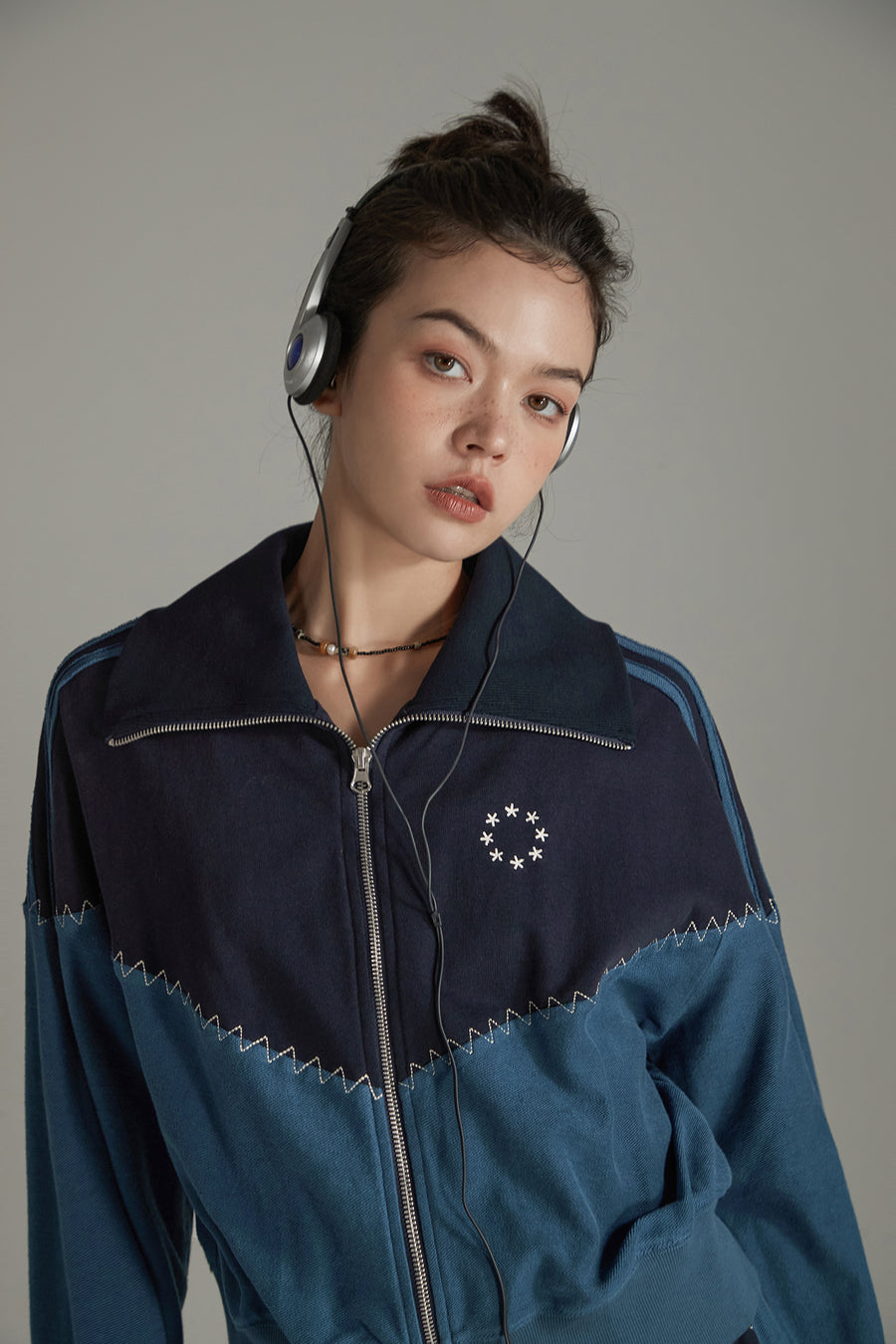 CHUU Stitch Color High Neck Zip-Up Jacket
