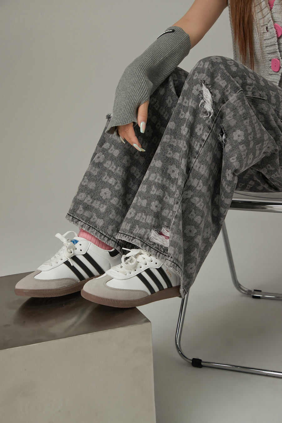 CHUU Lettering Button Distressed Denim Jeans