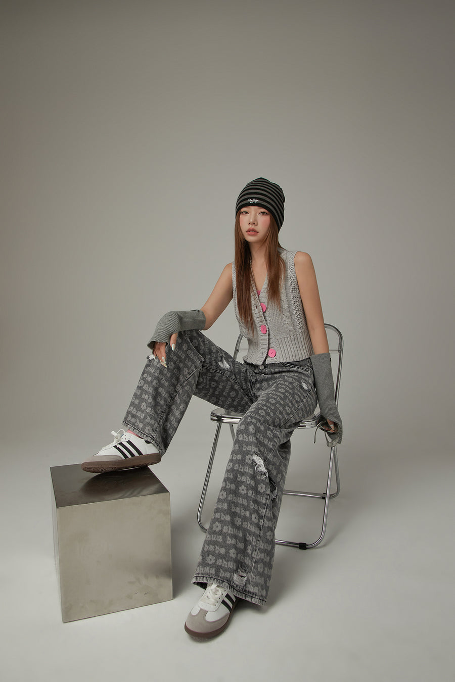 CHUU Lettering Button Distressed Denim Jeans