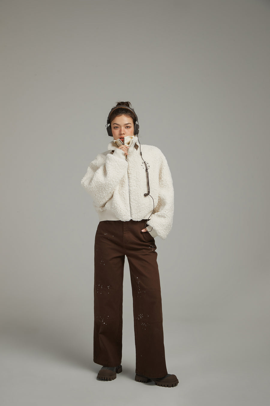 CHUU Fluffy High Neck Jacket