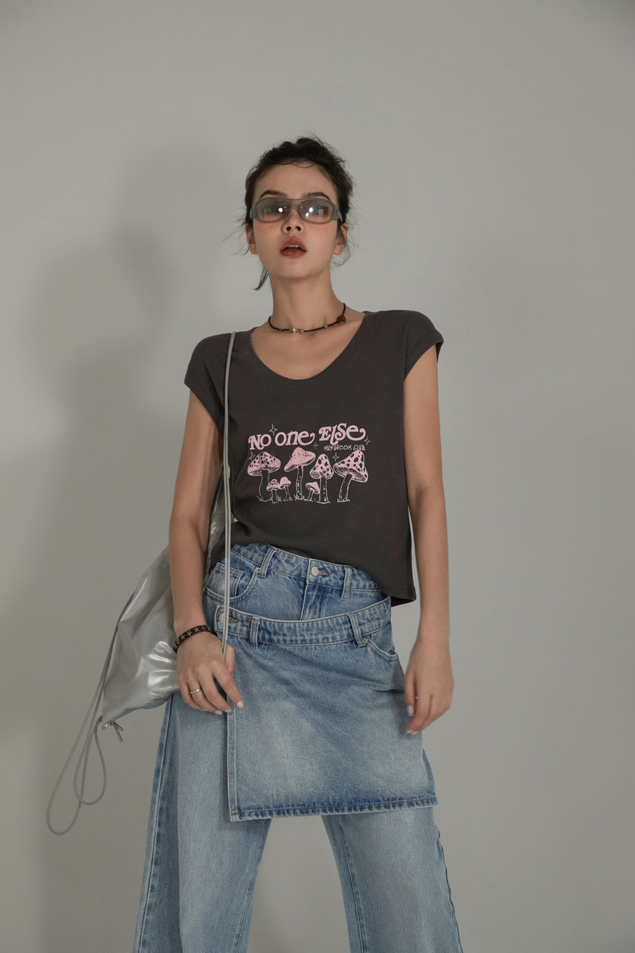CHUU U-Neck Mushroom Club T-Shirt