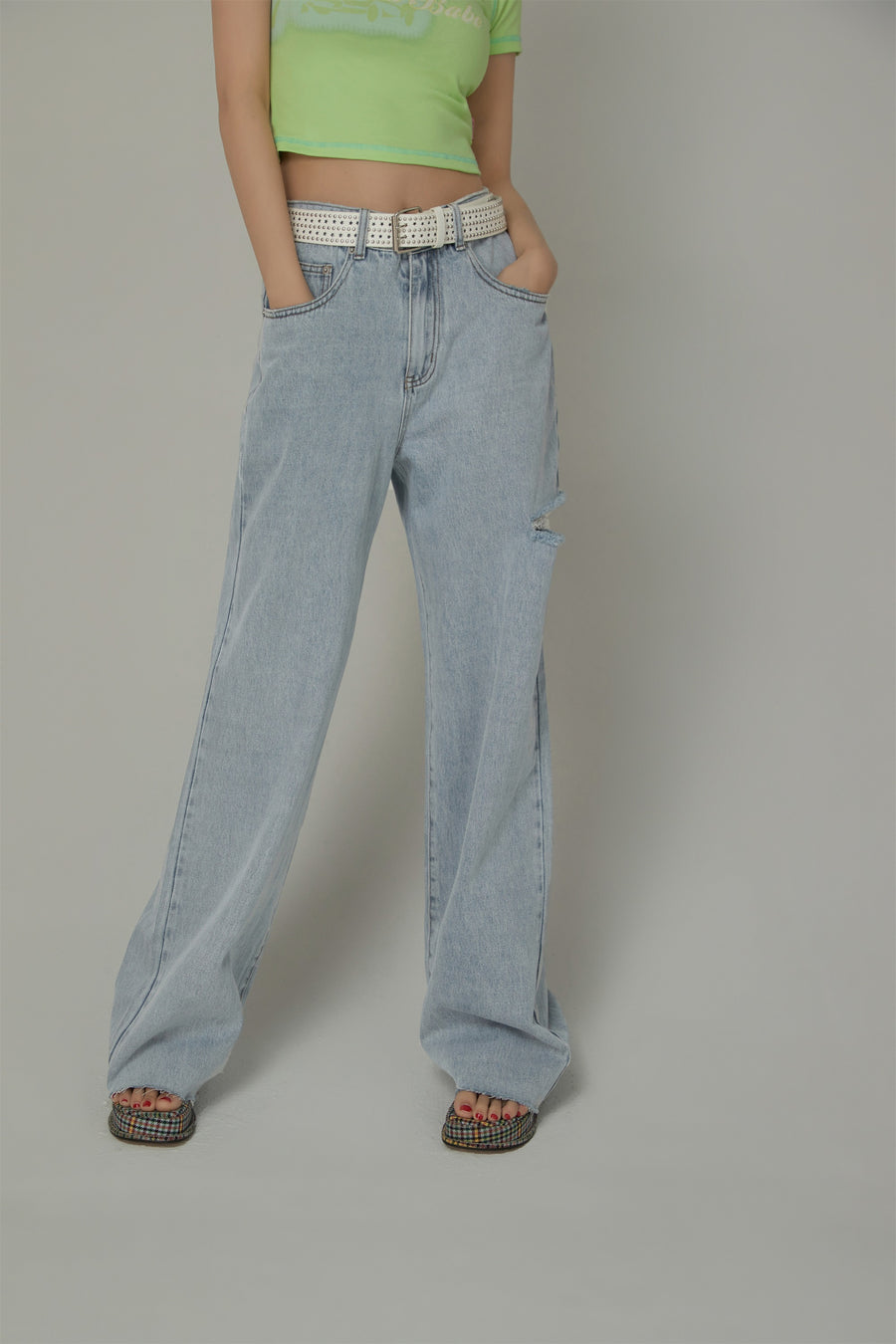 CHUU Distressed Straight Denim Light Wash Jeans