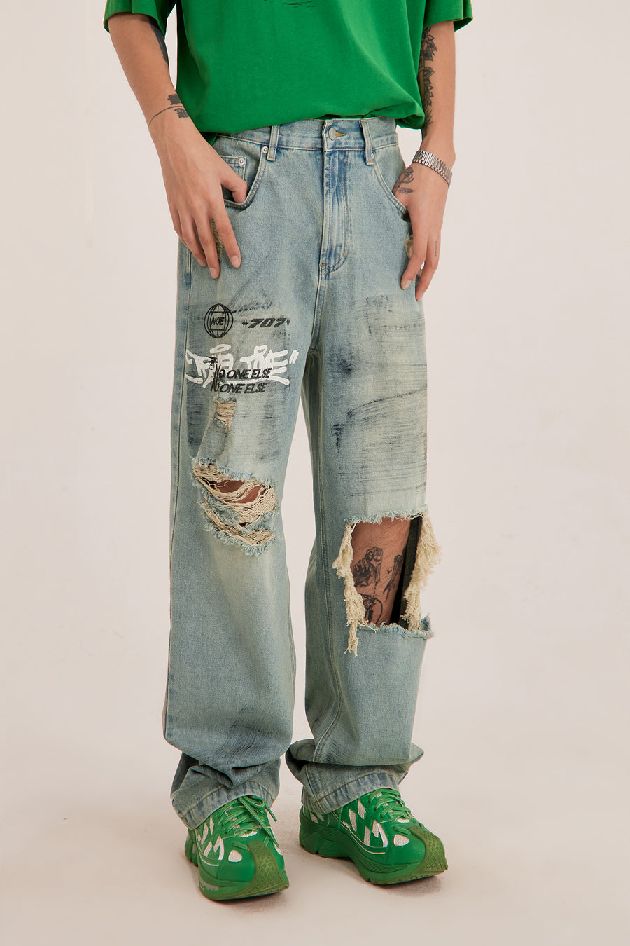 CHUU Graffiti Damaged Wide Jeans