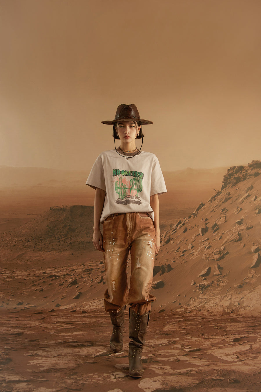 CHUU Distressed Gradient Denim Jeans