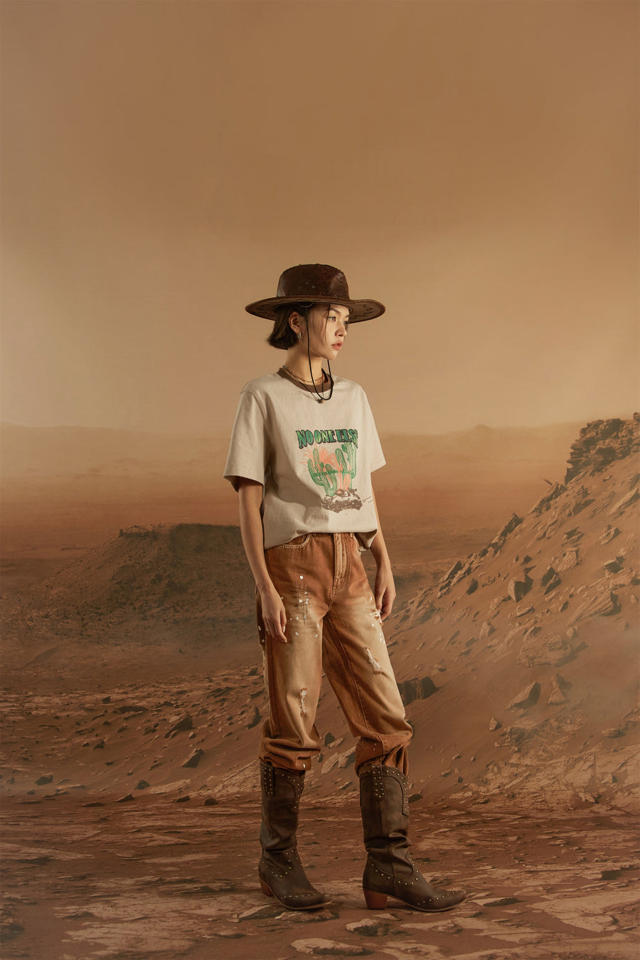 CHUU Distressed Gradient Denim Jeans