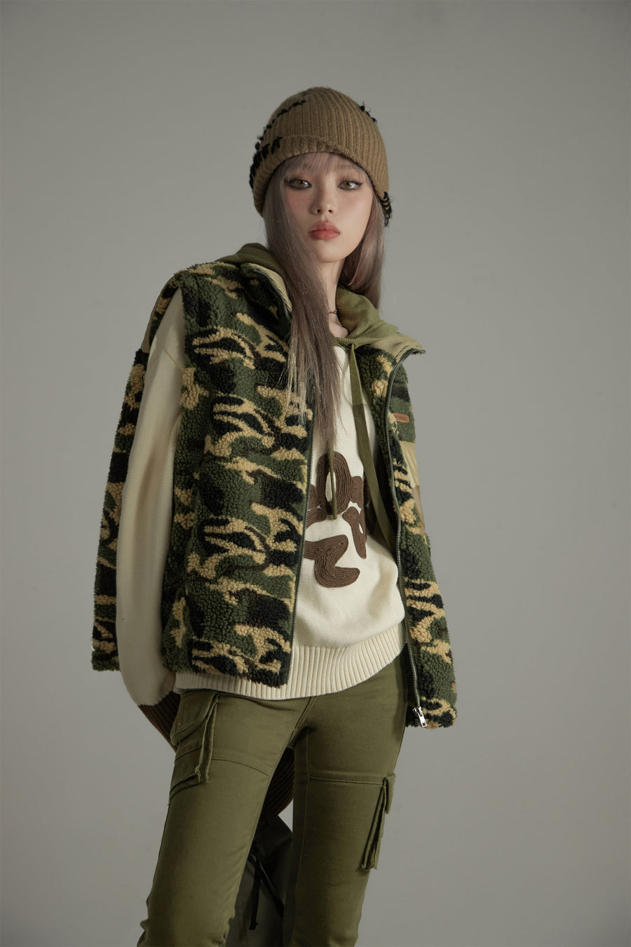 CHUU Camouflage Fleece Zip-Up Vest Jacket
