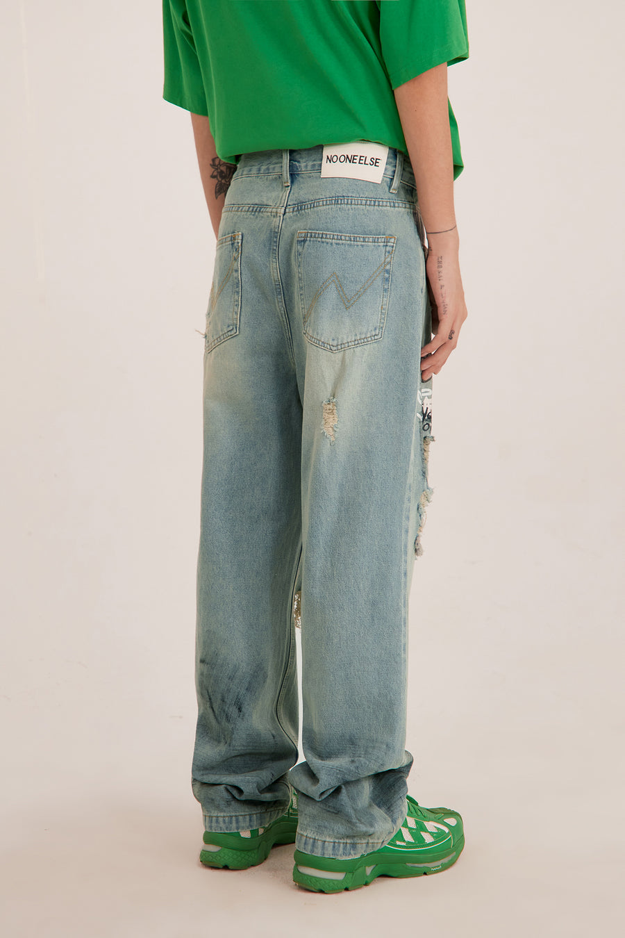 CHUU Graffiti Damaged Wide Jeans