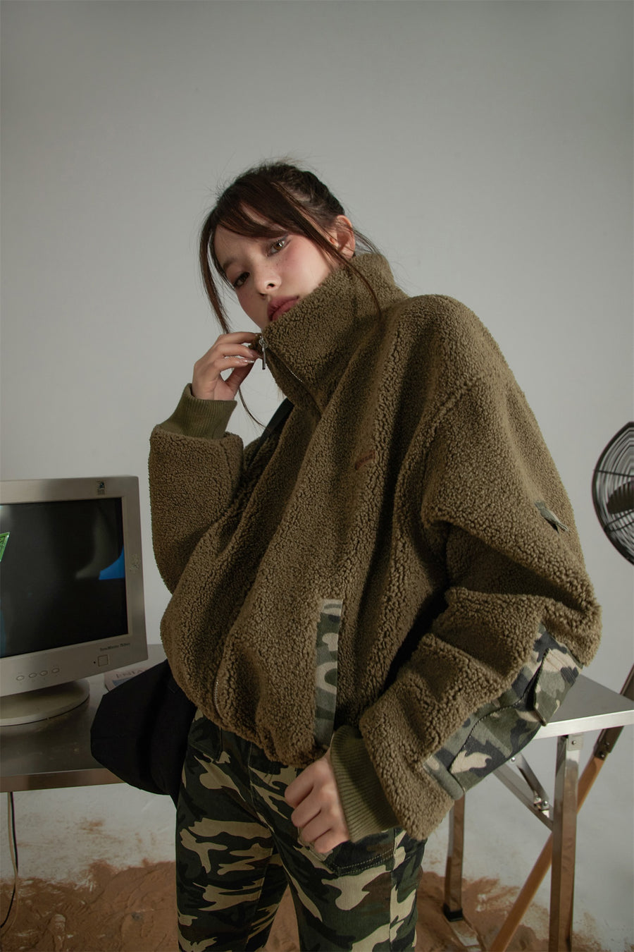 CHUU Camouflage Color Block Fleece Jacket