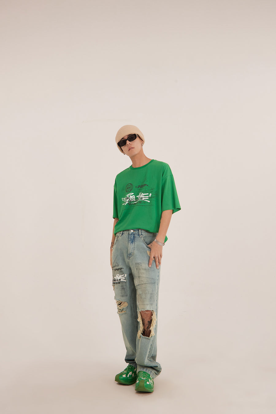 CHUU Graffiti Damaged Wide Jeans