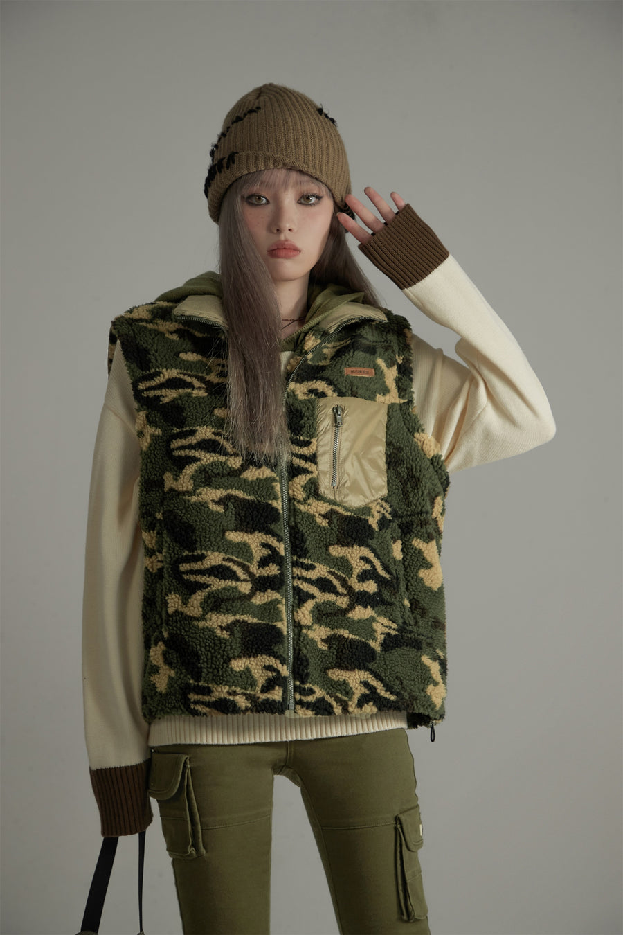 CHUU Camouflage Fleece Zip-Up Vest Jacket