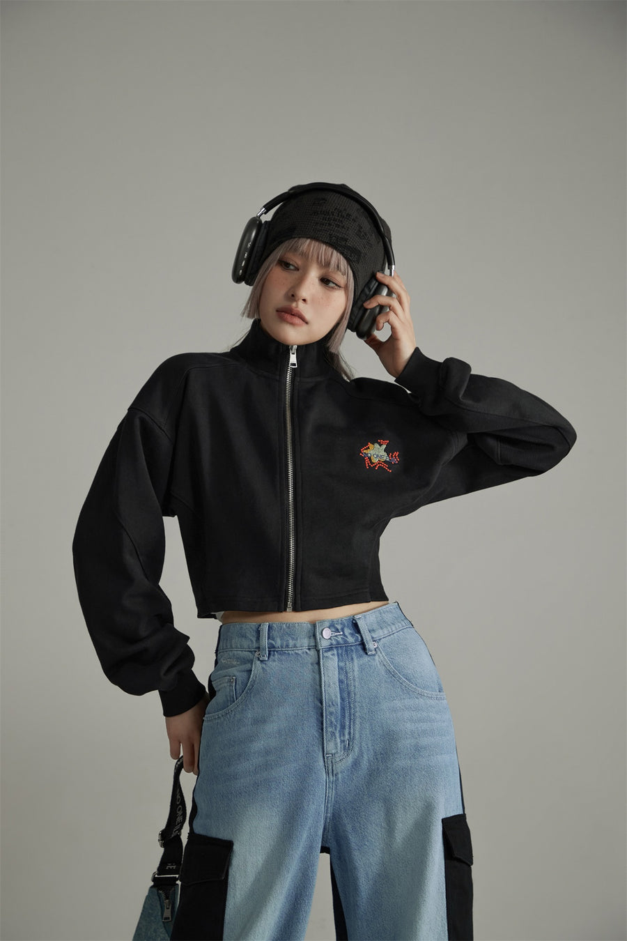 CHUU Star Embroidered Cropped Jacket