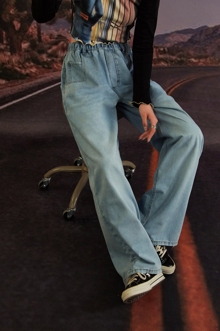 CHUU Light Wide-Legged Denim Jeans