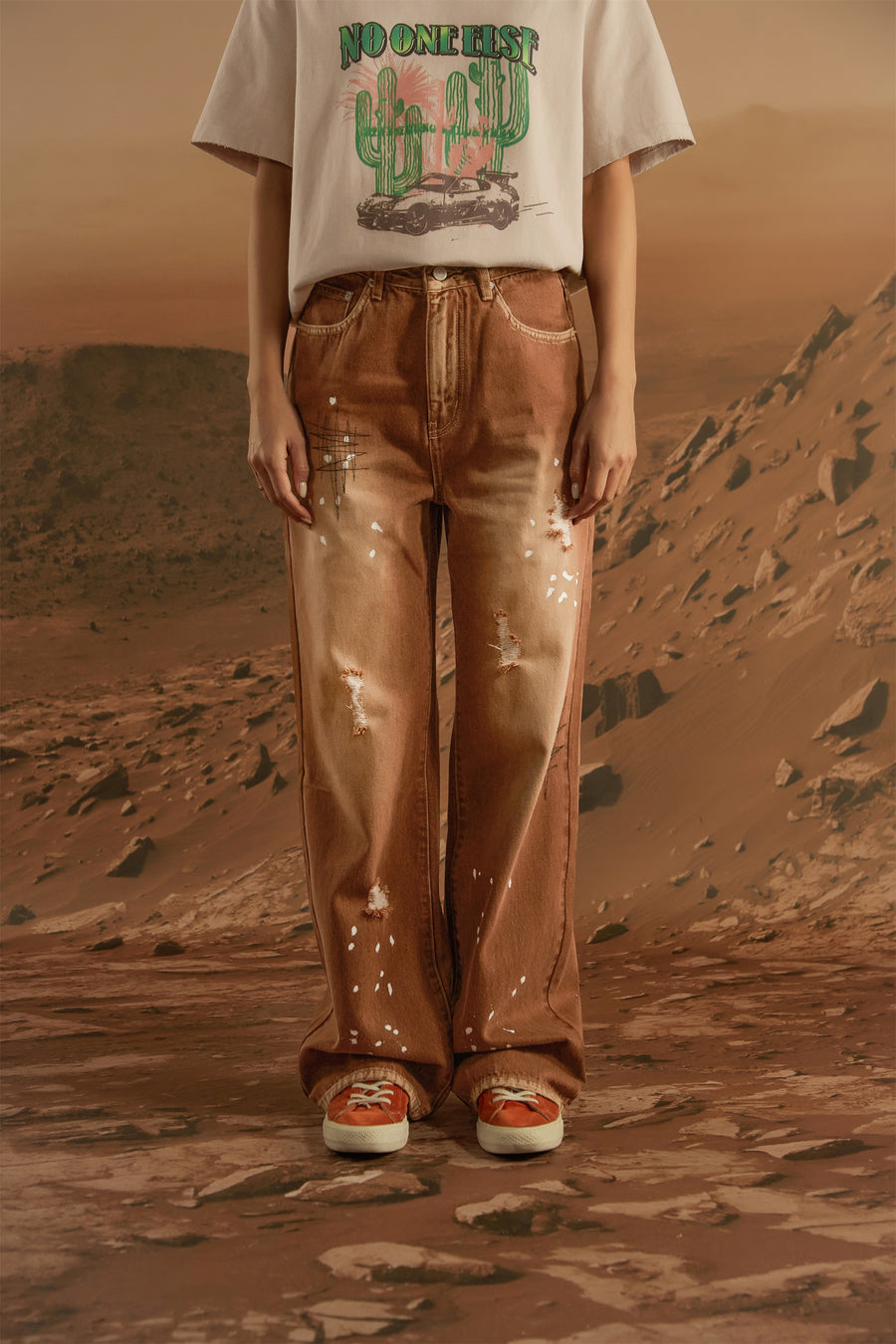 CHUU Distressed Gradient Denim Jeans