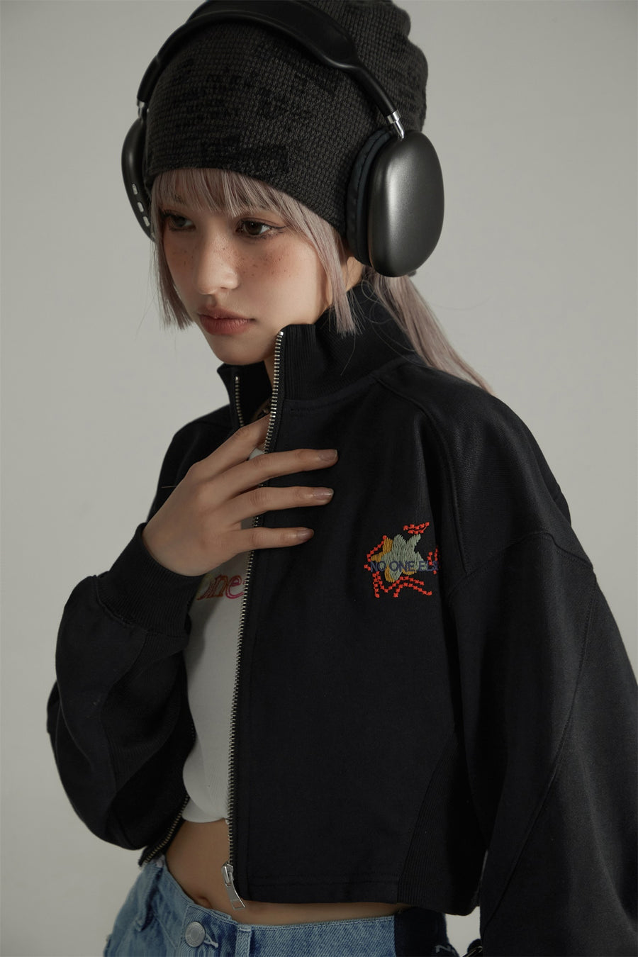 CHUU Star Embroidered Cropped Jacket