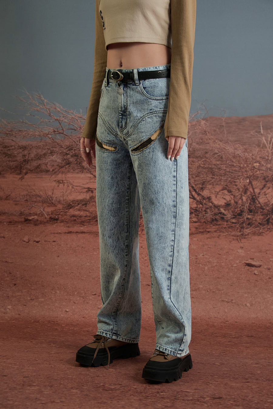 CHUU Front Cameo Detail Straight Jeans