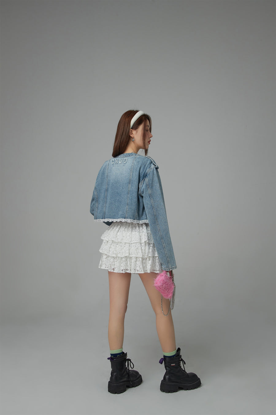 CHUU Lace Detail Cropped Denim Jacket
