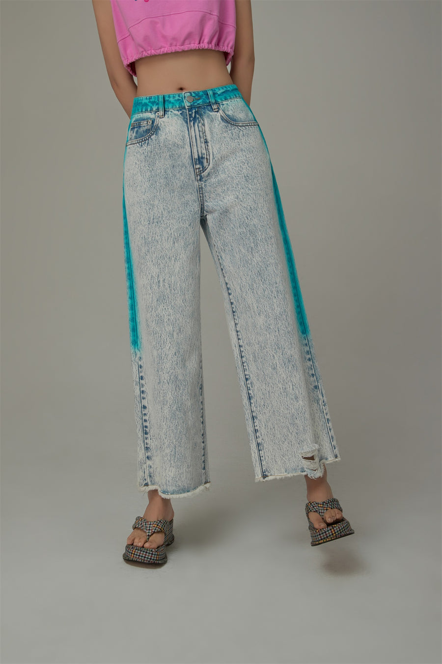 CHUU Color Outline Light Acid Wash Distressed Hem Denim Jeans