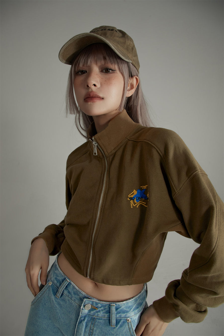 CHUU Star Embroidered Cropped Jacket