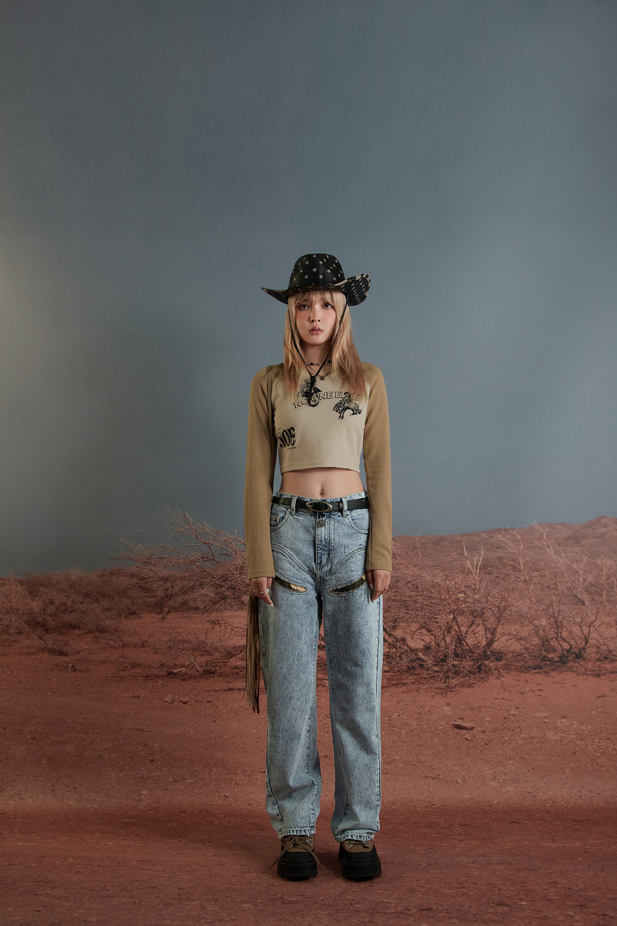 CHUU Front Cameo Detail Straight Jeans