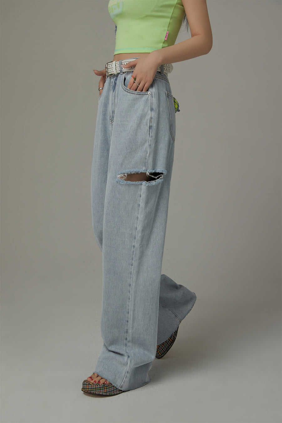 CHUU Distressed Straight Denim Light Wash Jeans