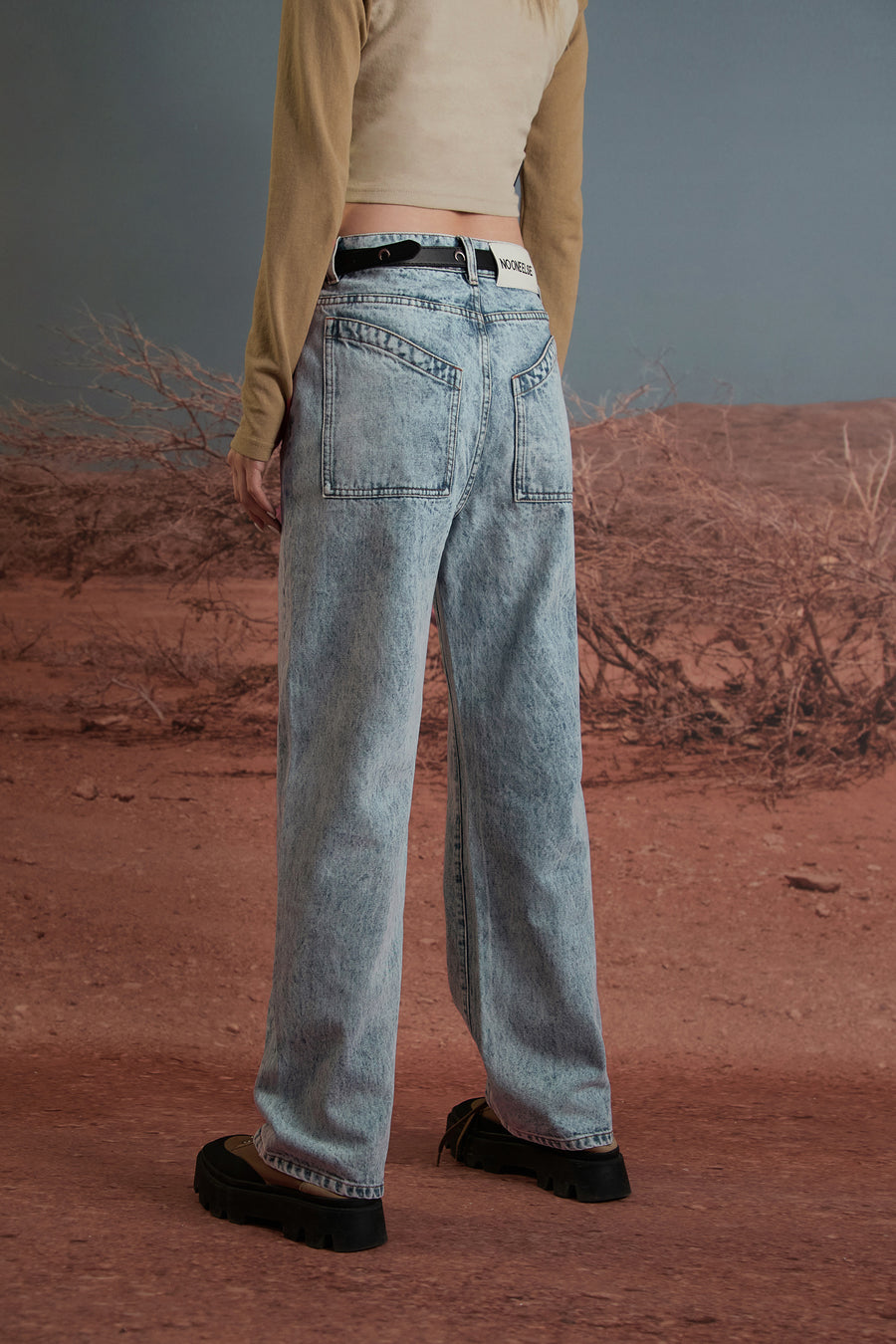 CHUU Front Cameo Detail Straight Jeans