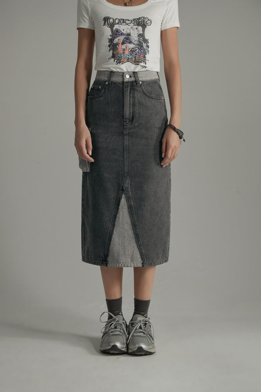 CHUU Grayscale Color Pocket Long Denim Skirt