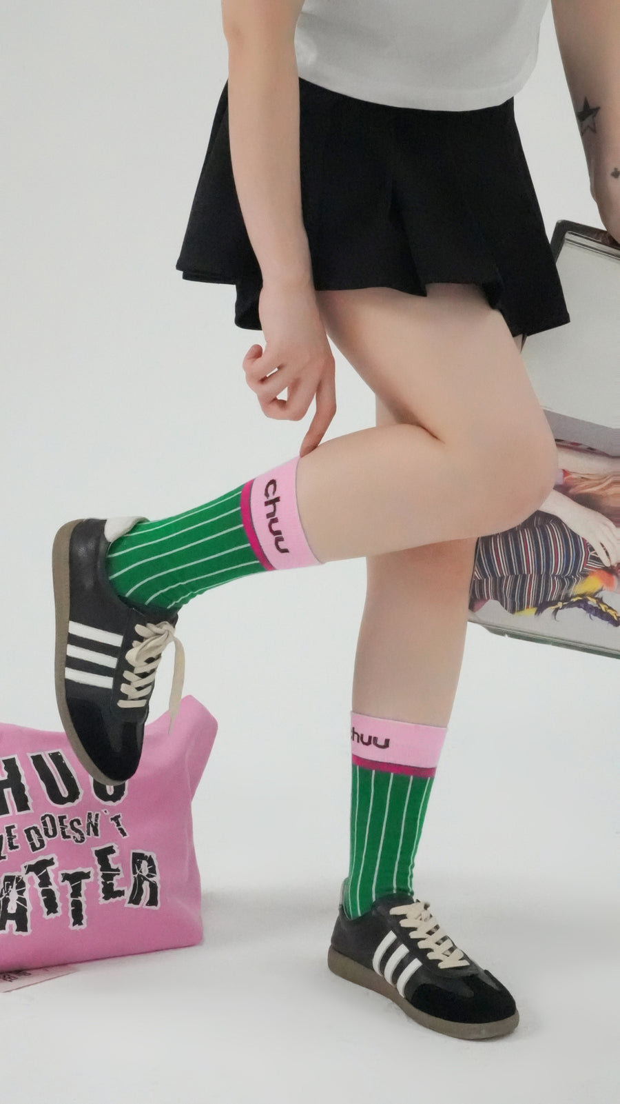 CHUU Color Logo Vertical Stripes High Socks