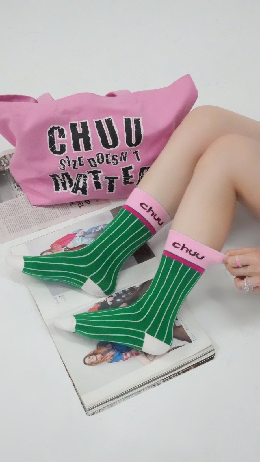 CHUU Color Logo Vertical Stripes High Socks