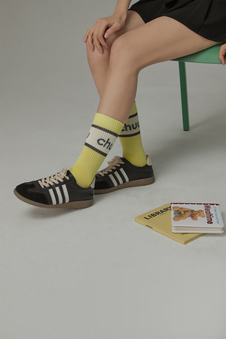CHUU Logo Colorblocked High Socks