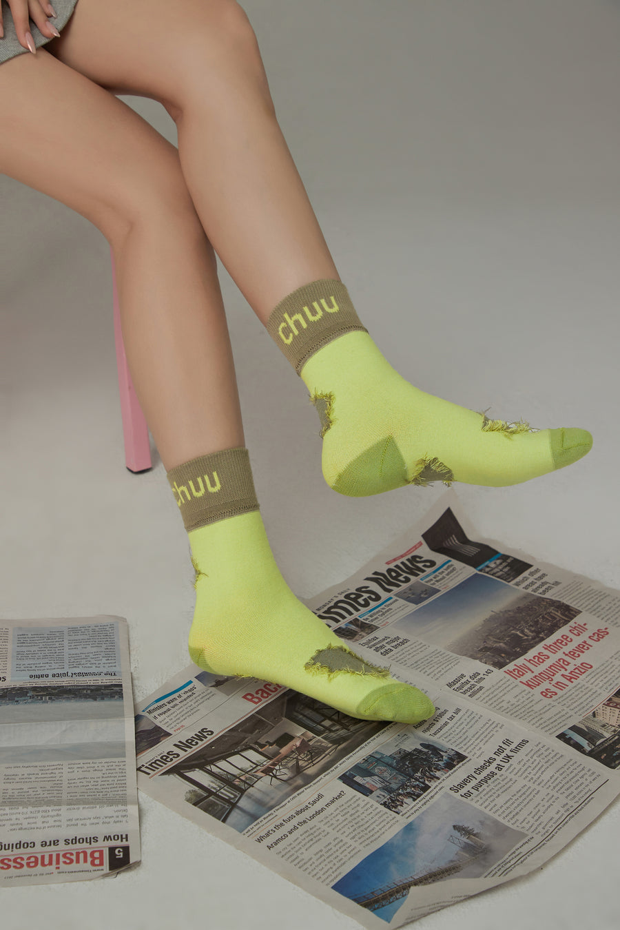 CHUU Chuu Lettering Distressed High Socks